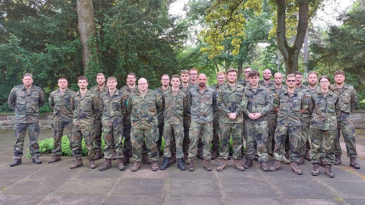 Gruppenfoto von Bundeswehrsoldaten vor dem Kasseler Hauptfriedhof
